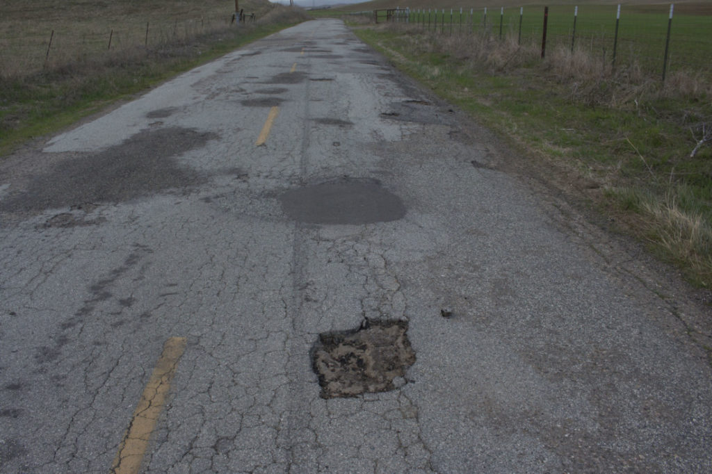 An untreated pothole on Santa Ana Valley Road in February 2021. Photo by Noe Magaña.