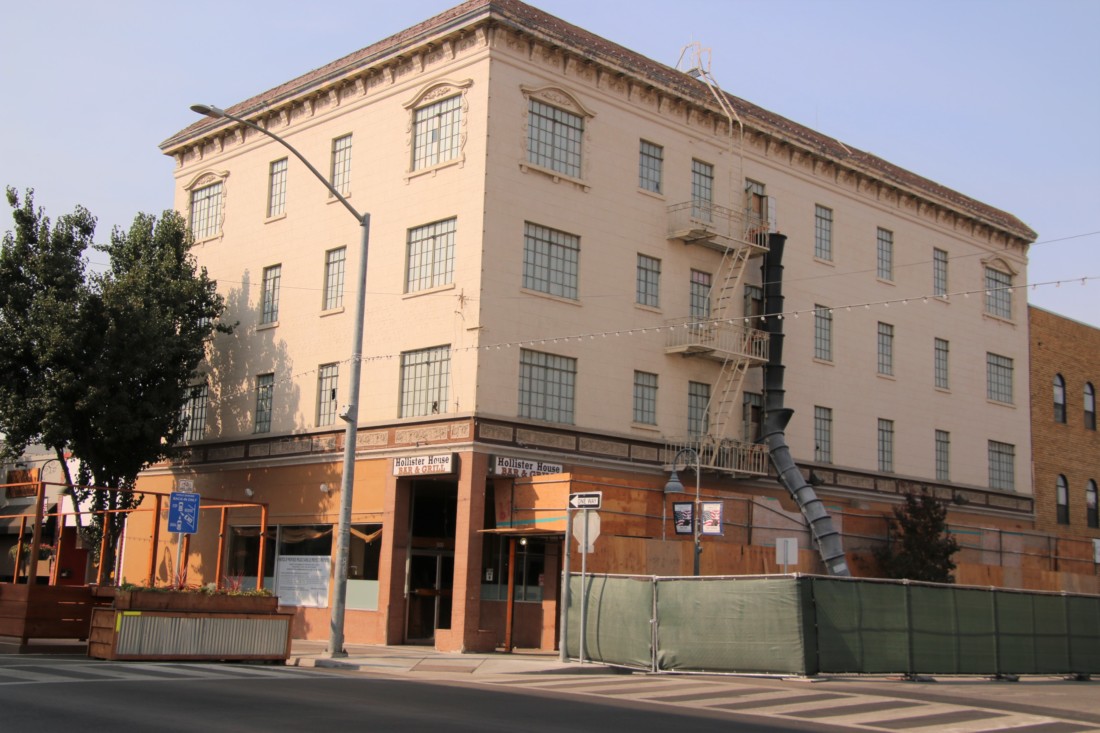 Is hollister still in business picture